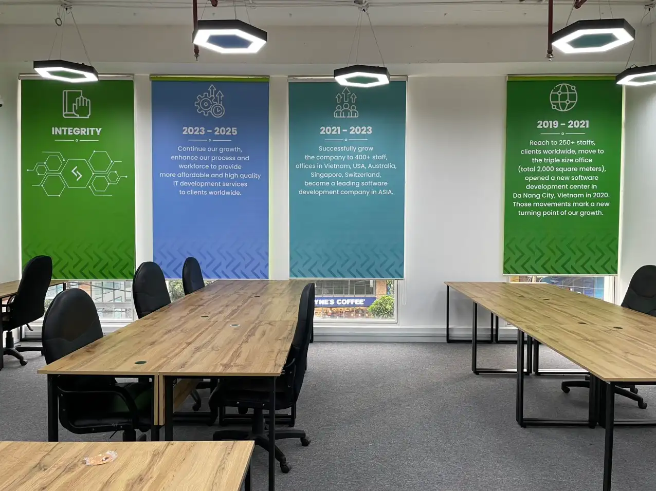 public/projects/Rèm cuốn logo in tranh cho công ty Phú Nhuận - 2.webp